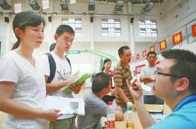 河南“高考后市場(chǎng)”調(diào)查 志愿填報(bào)咨詢——高價(jià)能否保障“高中”？