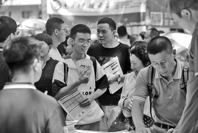 高校招生咨詢熱潮涌，中高考志愿填報(bào)咨詢成焦點(diǎn)